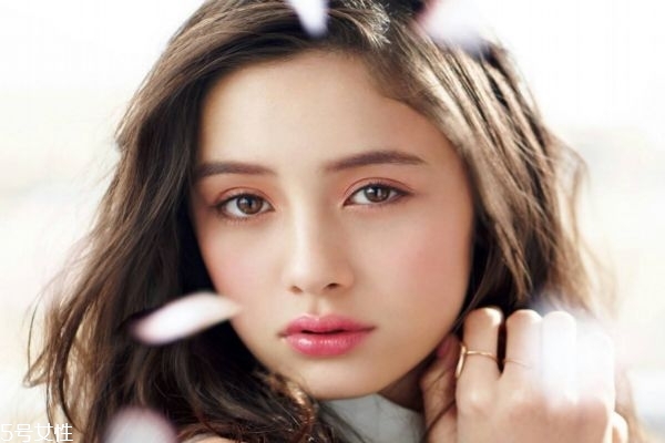 約會女生要不要買單 女生主動買單說明沒戲嗎 約會女生要不要買單 女生主動買單說明沒戲嗎