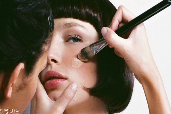 粉底不服帖有哪些原因 手指上粉底好嗎 粉底不服帖有哪些原因 手指上粉底好嗎