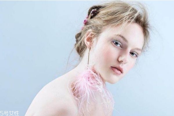 吃飯女生主動買單說明什么 女孩約會主動付錢心理 吃飯女生主動買單說明什么 女孩約會主動付錢心理