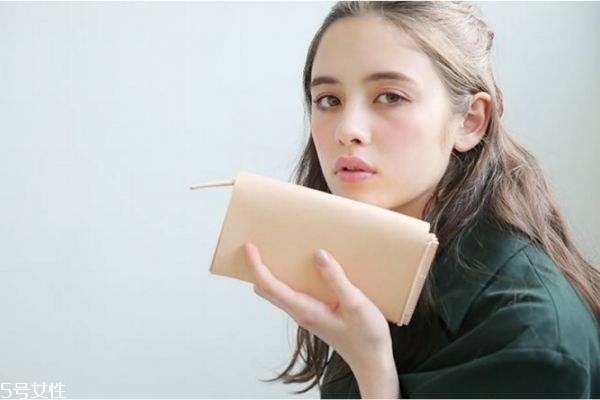 約會女生要不要買單 女生主動買單說明沒戲嗎 約會女生要不要買單 女生主動買單說明沒戲嗎