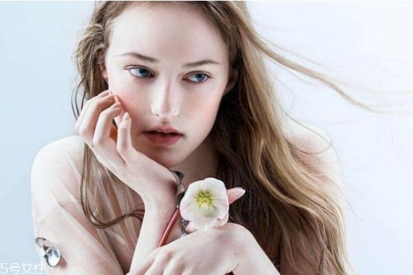 吃飯女生主動買單說明什么 女孩約會主動付錢心理 吃飯女生主動買單說明什么 女孩約會主動付錢心理