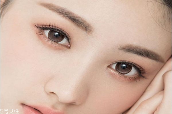 如何畫(huà)學(xué)生的素顏妝容 學(xué)生素顏妝的正確畫(huà)法