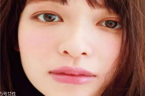 如何畫(huà)學(xué)生的素顏妝容 學(xué)生素顏妝的正確畫(huà)法