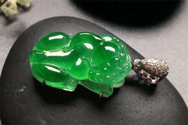 翡翠貔貅吊墜怎么佩戴 佩戴翡翠貔貅吊墜要開光嗎 翡翠貔貅吊墜怎么佩戴 佩戴翡翠貔貅吊墜要開光嗎