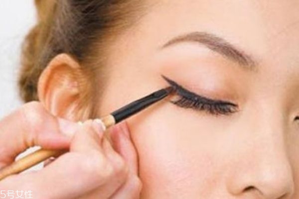 自己如何畫眼線好看 畫眼線的技巧有哪些 自己如何畫眼線好看 畫眼線的技巧有哪些