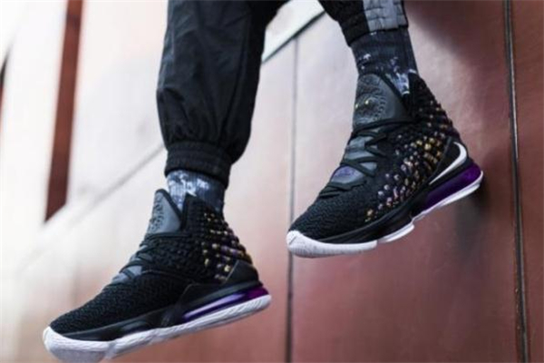 耐克詹姆斯17偏碼嗎 詹姆斯17尺碼建議 耐克詹姆斯17偏碼嗎 詹姆斯17尺碼建議