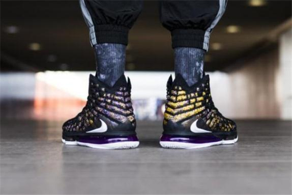 耐克詹姆斯17偏碼嗎 詹姆斯17尺碼建議 耐克詹姆斯17偏碼嗎 詹姆斯17尺碼建議