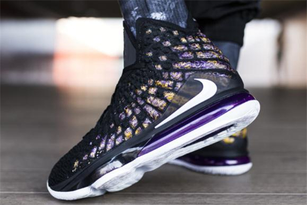 耐克詹姆斯17偏碼嗎 詹姆斯17尺碼建議 耐克詹姆斯17偏碼嗎 詹姆斯17尺碼建議