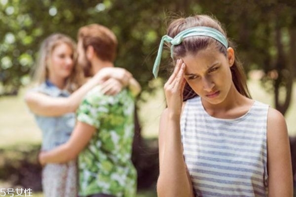 談戀愛(ài)的時(shí)候?yàn)槭裁磿?huì)喜歡上別人 談戀愛(ài)期間喜歡別人