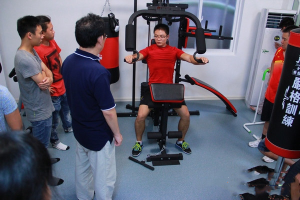 坐式雙向推胸訓練器使用方法 坐式雙向推胸訓練器注意事項 坐式雙向推胸訓練器使用方法 坐式雙向推胸訓練器注意事項