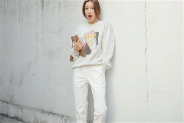 白色衛(wèi)衣配什么褲子好看 白色衛(wèi)衣搭配褲子圖片 白色衛(wèi)衣配什么褲子好看 白色衛(wèi)衣搭配褲子圖片