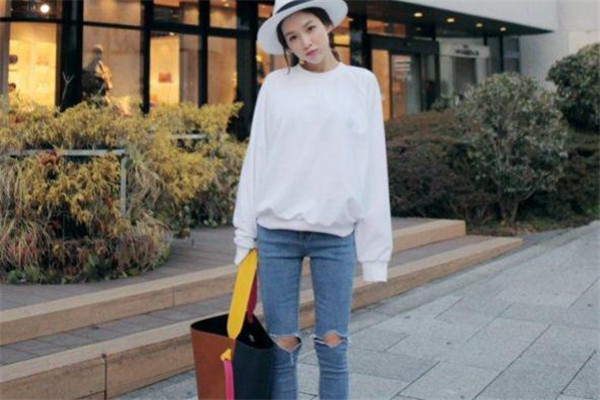 白色衛(wèi)衣配什么褲子好看 白色衛(wèi)衣搭配褲子圖片 白色衛(wèi)衣配什么褲子好看 白色衛(wèi)衣搭配褲子圖片