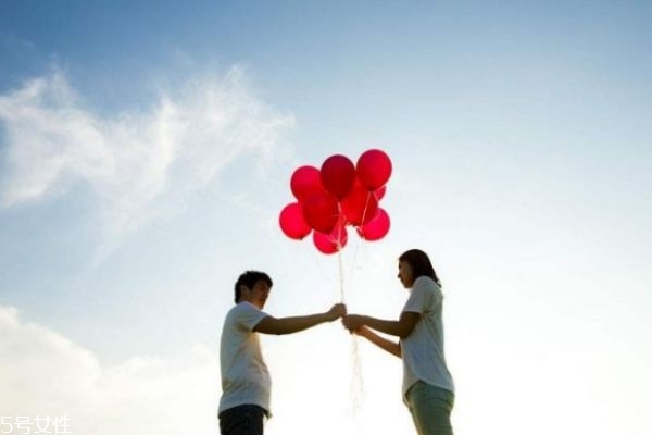 談戀愛(ài)的時(shí)候?yàn)槭裁磿?huì)喜歡上別人 談戀愛(ài)期間喜歡別人