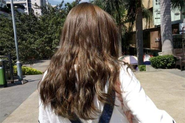 淺金亞麻色需要漂嗎 淺金亞麻色掉色之后是什么顏色 淺金亞麻色需要漂嗎 淺金亞麻色掉色之后是什么顏色