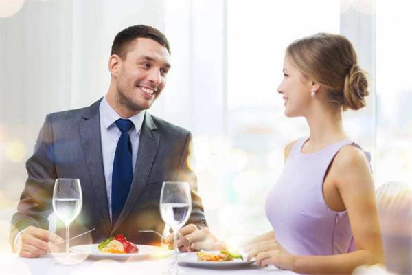 男生約你吃飯?jiān)趺椿貜?fù) 男生經(jīng)常請(qǐng)你吃飯代表什么 男生約你吃飯?jiān)趺椿貜?fù) 男生經(jīng)常請(qǐng)你吃飯代表什么