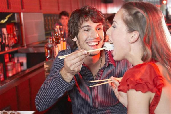 男生約你吃飯?jiān)趺椿貜?fù) 男生經(jīng)常請(qǐng)你吃飯代表什么 男生約你吃飯?jiān)趺椿貜?fù) 男生經(jīng)常請(qǐng)你吃飯代表什么