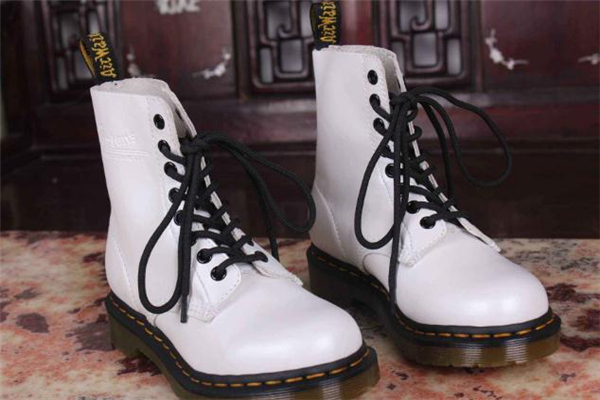 馬丁靴漆皮好還是啞光好 馬丁靴漆皮和啞光的區(qū)別 馬丁靴漆皮好還是啞光好 馬丁靴漆皮和啞光的區(qū)別