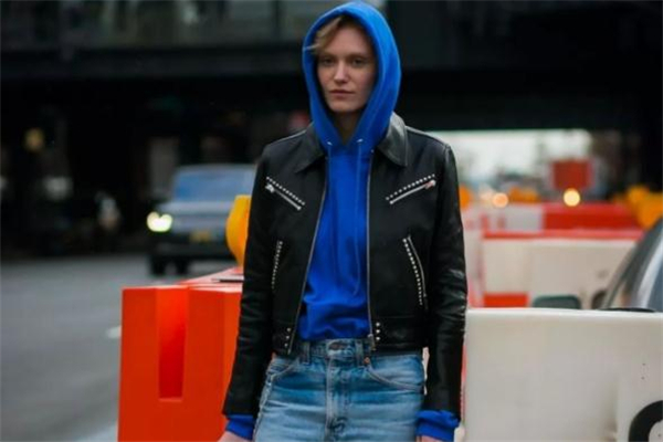 藍色衛(wèi)衣配什么外套 藍色衛(wèi)衣搭配外套圖片