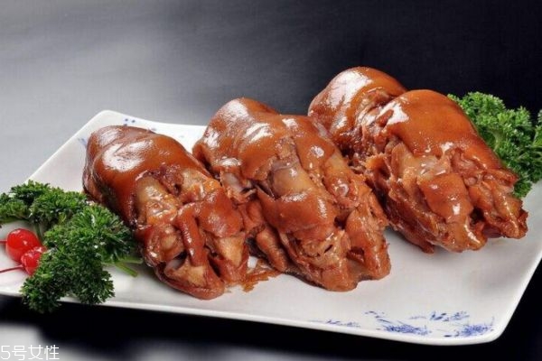 鹵熟的豬蹄怎么炒好吃 鹵豬蹄的家常做法 鹵熟的豬蹄怎么炒好吃 鹵豬蹄的家常做法