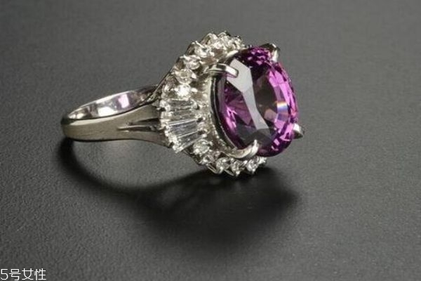 什么是尖晶石呢 尖晶石有什么作用呢 什么是尖晶石呢 尖晶石有什么作用呢