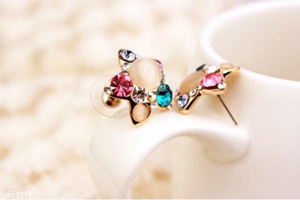 什么是石英貓眼呢 石英貓眼有什么作用呢 什么是石英貓眼呢 石英貓眼有什么作用呢