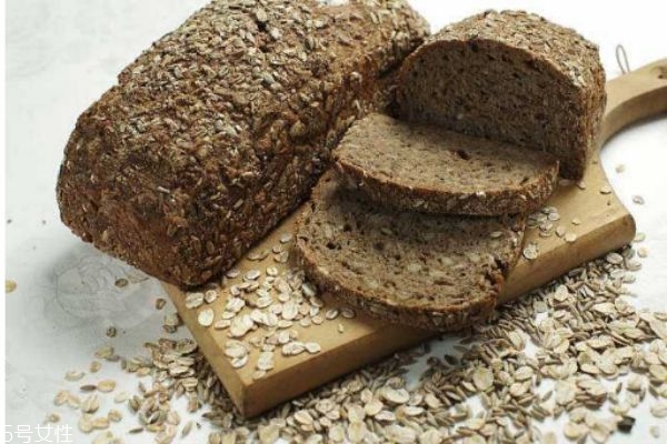 什么是黑面包呢 黑面包有什么營養(yǎng)價值呢 什么是黑面包呢 黑面包有什么營養(yǎng)價值呢
