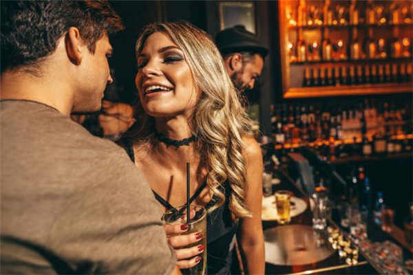 酒吧遇到喜歡的女生怎么搭訕 酒吧怎么搭訕女生 酒吧遇到喜歡的女生怎么搭訕 酒吧怎么搭訕女生