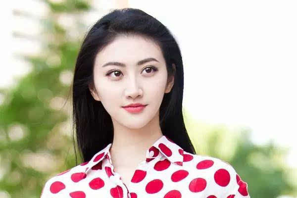 女生鵝蛋臉適合的發(fā)型 鵝蛋臉適合劉海嗎 女生鵝蛋臉適合的發(fā)型 鵝蛋臉適合劉海嗎