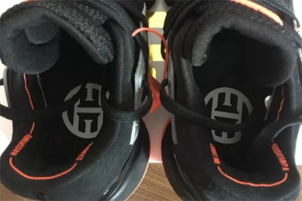 阿迪達斯哈登4黑銀開箱測評 哈登4和哈登2哪個舒服 阿迪達斯哈登4黑銀開箱測評 哈登4和哈登2哪個舒服