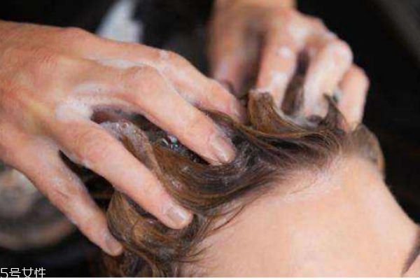 護發(fā)素的原理是什么呢 應(yīng)該怎么選擇護發(fā)素呢