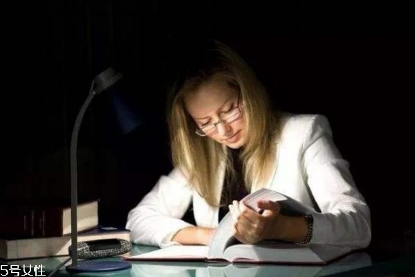 睡前焦慮緊張?jiān)趺崔k 睡前焦慮有什么表現(xiàn) 睡前焦慮緊張?jiān)趺崔k 睡前焦慮有什么表現(xiàn)