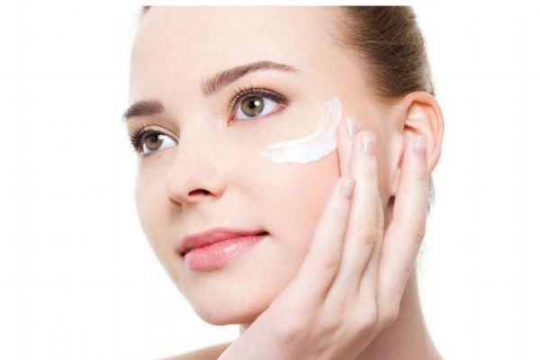 秋季應(yīng)該怎么使用水乳呢 秋季護膚小技巧有什么呢