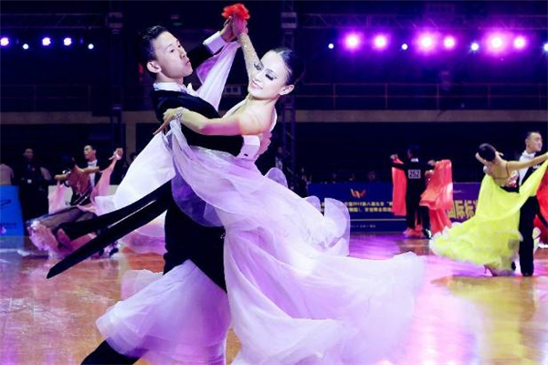 男女常在一起跳舞會產(chǎn)生感情嗎 男女互相關心是什么意思