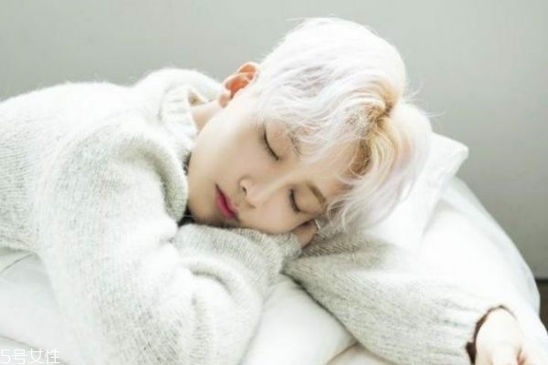 為什么痘痘會(huì)反反復(fù)復(fù)呢 怎么根治痘痘呢 為什么痘痘會(huì)反反復(fù)復(fù)呢 怎么根治痘痘呢