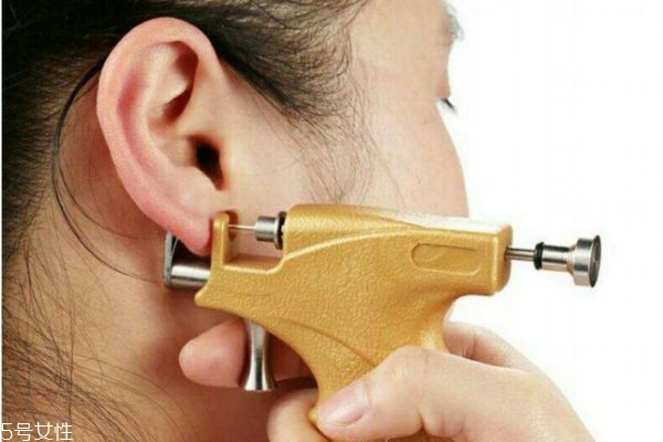 什么時候打耳洞最好了呢 打耳洞有什么要注意的嗎 什么時候打耳洞最好了呢 打耳洞有什么要注意的嗎