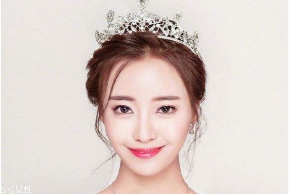 結(jié)婚要化什么妝呢 結(jié)婚的妝應該怎么化呢