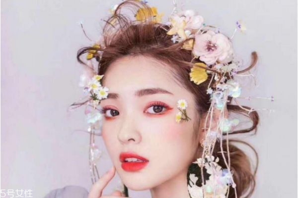 結(jié)婚要化什么妝呢 結(jié)婚的妝應該怎么化呢