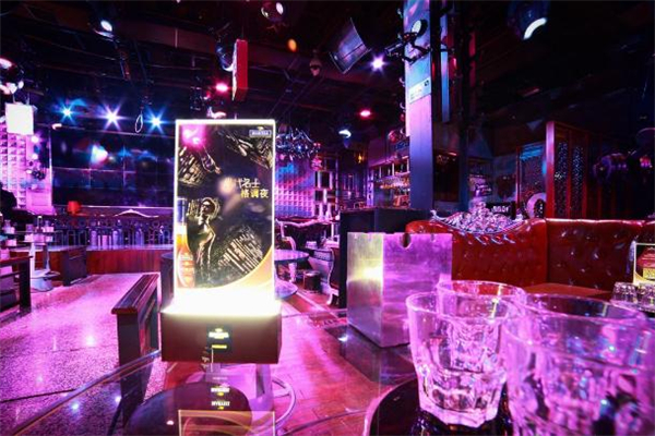 女朋友喜歡去酒吧怎么辦 女朋友去酒吧該不該管 女朋友喜歡去酒吧怎么辦 女朋友去酒吧該不該管