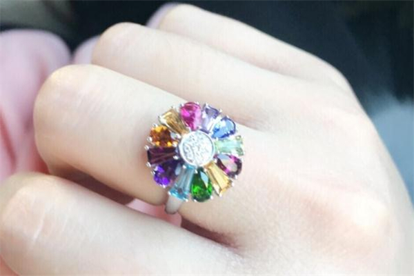 enzo和周六福哪個好 enzo和周六福哪個貴 enzo和周六福哪個好 enzo和周六福哪個貴