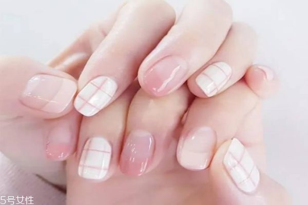 經(jīng)常做美甲有什么危害嗎 多久做一次美甲最好呢 經(jīng)常做美甲有什么危害嗎 多久做一次美甲最好呢