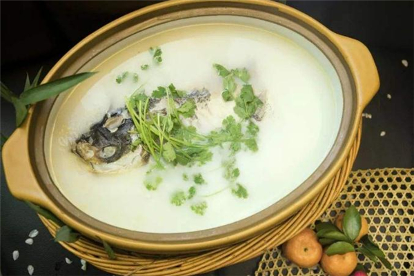 魚(yú)頭湯用什么魚(yú)頭最好 魚(yú)頭湯放什么菜好吃