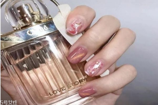 秋冬涂什么顏色指甲油最顯白 指甲油大種草 秋冬涂什么顏色指甲油最顯白 指甲油大種草