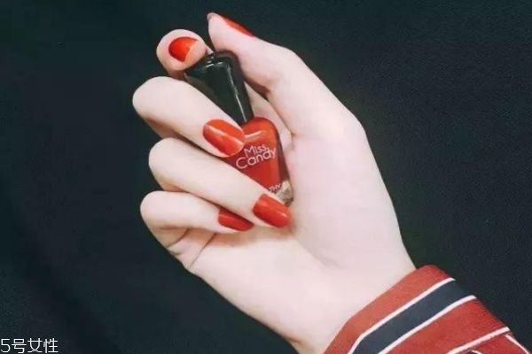 秋冬涂什么顏色指甲油最顯白 指甲油大種草 秋冬涂什么顏色指甲油最顯白 指甲油大種草