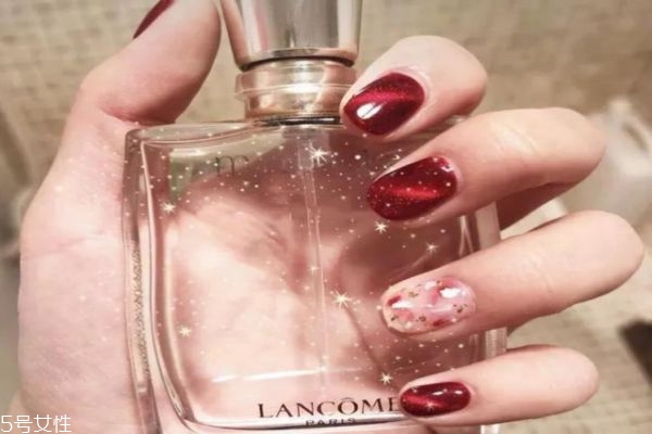 秋冬涂什么顏色指甲油最顯白 指甲油大種草 秋冬涂什么顏色指甲油最顯白 指甲油大種草