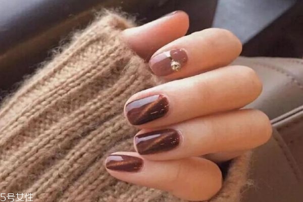 秋冬涂什么顏色指甲油最顯白 指甲油大種草 秋冬涂什么顏色指甲油最顯白 指甲油大種草