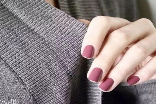 秋冬涂什么顏色指甲油最顯白 指甲油大種草 秋冬涂什么顏色指甲油最顯白 指甲油大種草