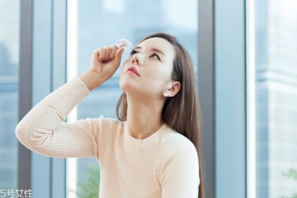為什么眼睛會(huì)干澀呢 眼睛干澀應(yīng)該怎么辦呢 為什么眼睛會(huì)干澀呢 眼睛干澀應(yīng)該怎么辦呢