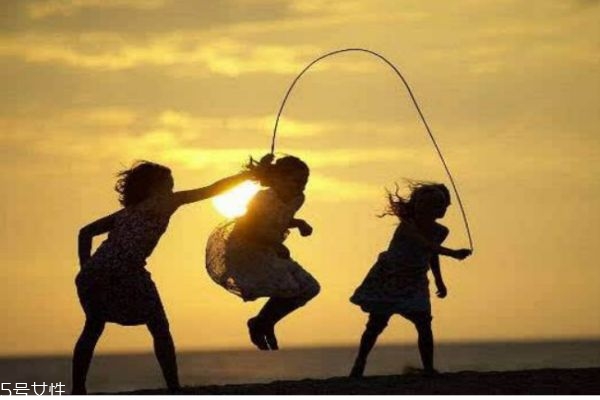 跳繩會有危害嗎 應(yīng)該怎么合理跳繩呢 跳繩會有危害嗎 應(yīng)該怎么合理跳繩呢