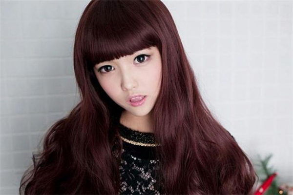 酒紅色頭發(fā)掉色后是什么顏色 酒紅色頭發(fā)會(huì)老氣嗎 酒紅色頭發(fā)掉色后是什么顏色 酒紅色頭發(fā)會(huì)老氣嗎