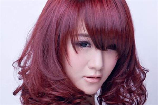 酒紅色頭發(fā)掉色后是什么顏色 酒紅色頭發(fā)會(huì)老氣嗎 酒紅色頭發(fā)掉色后是什么顏色 酒紅色頭發(fā)會(huì)老氣嗎